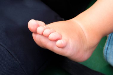 Küçük bebek ayak parmakları ile. Yeni doğan çocuk çıplak ayak. Bebek duş fotoğraf arka plan