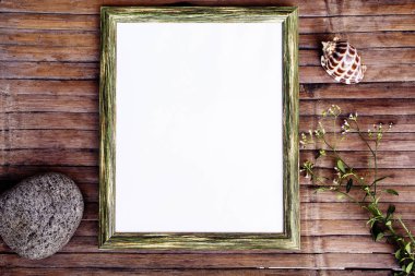 Dikey Çerçeve beyaz boş sayfa vintage fotoğraf arka plan ile. Rustik ahşap tahta doğal dekor ile. Retro tarzı düz yenilikçi kamera çantası ile yatıyordu. Eski püskü şık banner şablon metin için yer ile