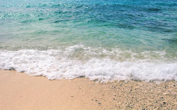 Beyaz kumlu plajda Oceanic dalgası. Kum plaj ve deniz dalgası ile deniz sahnesi. — Stok fotoğraf