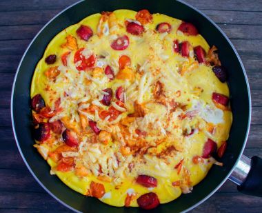 Domates ve sosis ile omlet. Adam için sağlıklı besin