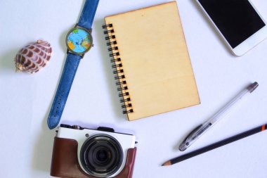 Photocamera ve defter düz beyaz arka plan üzerinde yatıyordu. Yaz seyahat banner şablon. Hipster becerikli alet. Tatil seyahat kahraman başlığı. Ahşap kapaklı Vintage not defteri. Tatil anıları tablo sahne