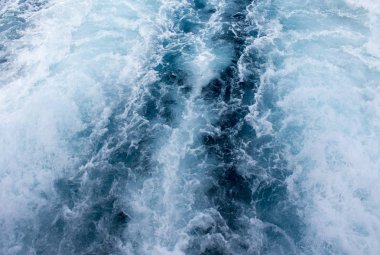 Deniz suyu gemi Trail üst görünüm. Beyaz Köpüklü Dalga. Tropikal ada feribot yolculuğu. Cruise gemisi kabarcık kuyruk. Derin okyanus manzarası. Büyük gemi görüntüsü. Denizde beyaz su dalgası. Egzotik ada atlamalı