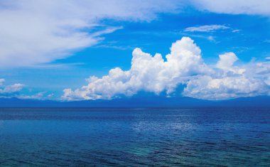 Bulutlar ile deniz manzara. Turkuaz mavi deniz. Tropik Sahil Düğün arka plan için çok az fotoğraf. Huzurlu kümülüs ufukta. Tropikal iklim veya hava değiştirin. Tropik ada manzara