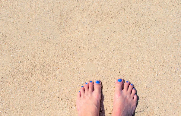 白い砂の上の女性の足 白い珊瑚のビーチで海 日当たりの良い熱帯の海岸 夏休みパラダイス バナー テンプレート 白い砂のビーチで女性の足 エキゾチックな島背景画像を完璧な一日 — ストック写真