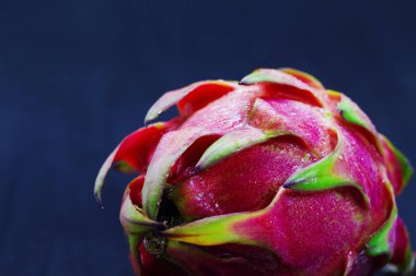 Egzotik meyve Dragonfruit siyah arka plan üzerine pembe ve yeşil deri ile. Canlı tropikal meyve banner şablon. Dragon meyve veya pitahaya studio fotoğraf. Tayland meyve alışılmadık deri ile. Pitahaya bütün