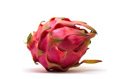 Egzotik meyve Dragonfruit pembe ve yeşil deri üzerinde beyaz arka plan ile. Canlı egzotik meyve banner şablon. Dragon meyve veya pitahaya studio fotoğraf. Tatlı tropikal meyve. Bütün Konfit pitahaya portre