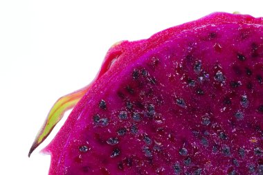 Taze dragonfruit beyaz arka plan üzerinde makro fotoğraf kesmek. Egzotik meyve Dragonfruit beyaz arka plan üzerinde. Dragon meyve banner şablon. Pitahaya studio fotoğraf. Tatlı tropikal meyve. Sulu pitaya closeup kesmek