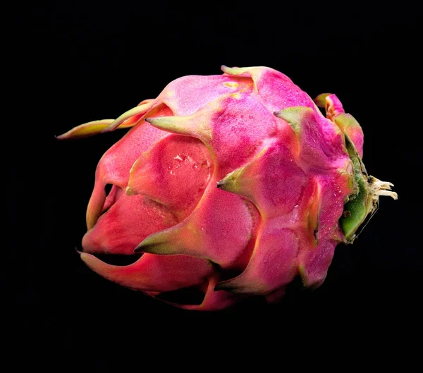 Экзотические Фрукты Dragonfruit Розовой Зеленой Кожей Черном Фоне Шаблон Свежих — стоковое фото