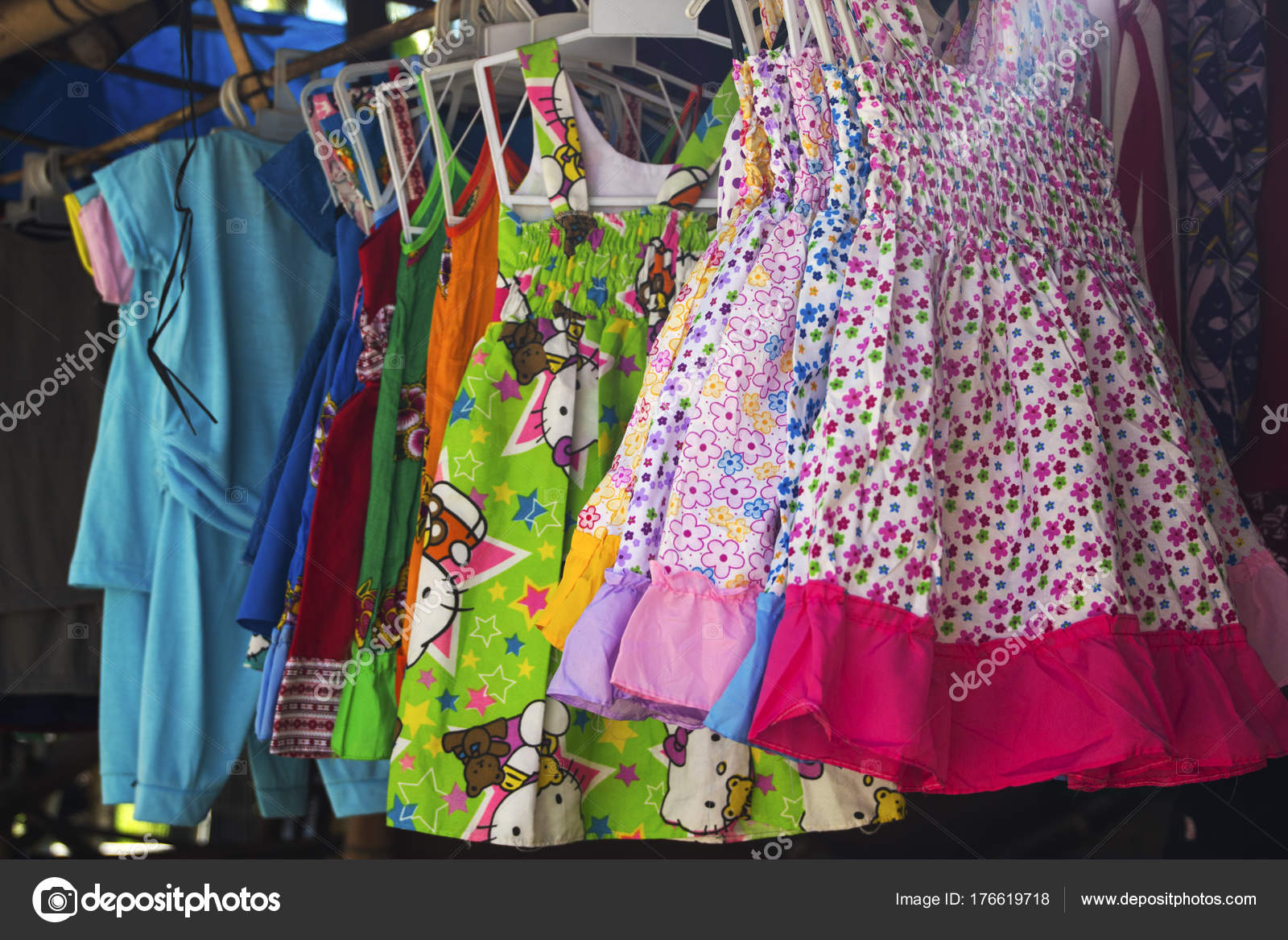 ドゥマゲテ フィリピン 17 地元の村の店頭での販売の子供服 ハングのかわいい赤ちゃんの女の子のドレス 保育園服の販売 子供たちは ストリート マーケットのクローズ アップ写真に着用します ストック編集用写真 C Davdeka ドゥマゲテ フィリピン 17 地元の村の店頭での販売の子供服 ハングのかわいい赤ちゃんの女の子のドレス 保育園服の販売 子供たちは ストリート マーケットのクローズ アップ写真に着用します ストック編集用写真 C Davdeka