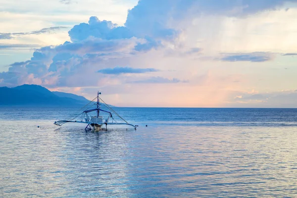 Tramonto Sul Mare Con Nuvole Arancioni Blu Mare Tropicale Isola — Foto Stock