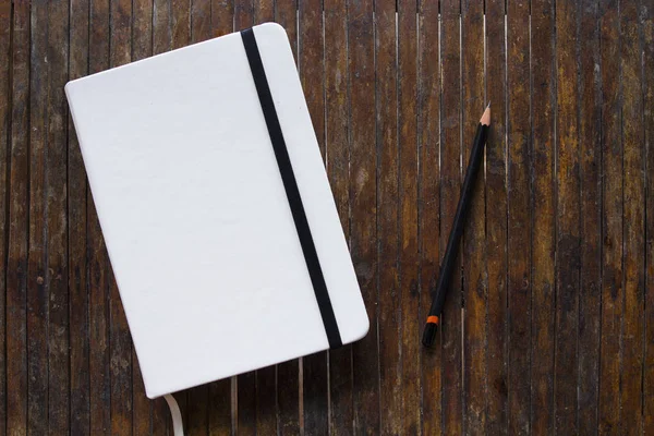Cuaderno Tapa Blanca Con Lápiz Negro Sobre Mesa Madera Rústica — Foto de Stock