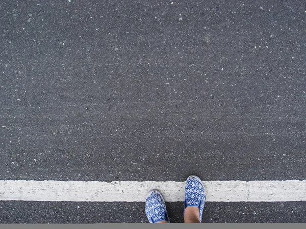 Grey Asphalt White Line Mark Woman Feet Shoes Girl Feet — Stock Photo, Image