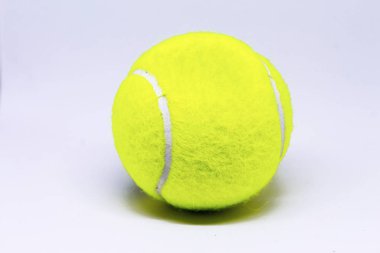 Beyaz arka plan üzerinde izole sarı tenis topu. Tenis topu fotoğraf afiş şablon için. Spor donatımı izole. Tenis rekabet zemin. Sarı topu aktif oyun için hissettim. Yaz spor aktivitesi