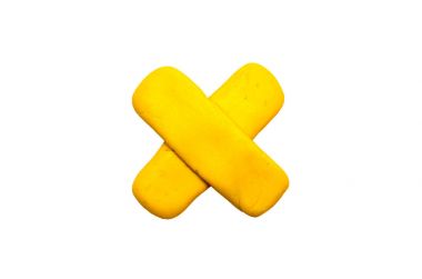 Sarı izole işaretçi çapraz. Beyaz arka plan üzerinde modelleme kil gezinti işareti.