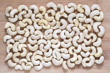 Kaşu fındık öbek ahşap arka plan üzerinde. Kuru ceviz çekirdek doku.