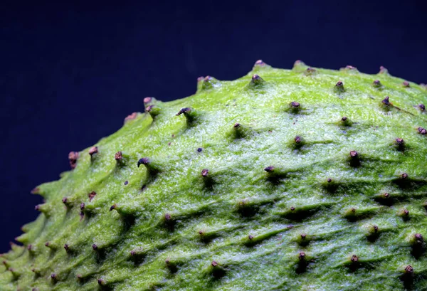 Зеленые тропические фрукты на черном фоне. Soursup или soursop . — стоковое фото
