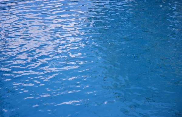 Blått vannflatebakgrunn. Ripparert vannstruktur. Svømmebassengoverflate – stockfoto