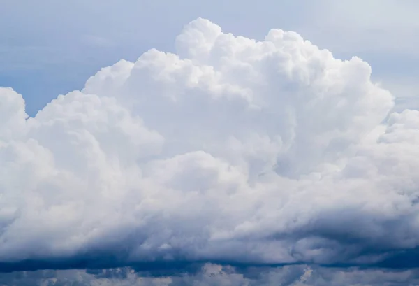 White stormy cloud on blue sky. Cloudscape photo background. Moody skyscape with cold wet cloud before rain. — Stock Photo, Image