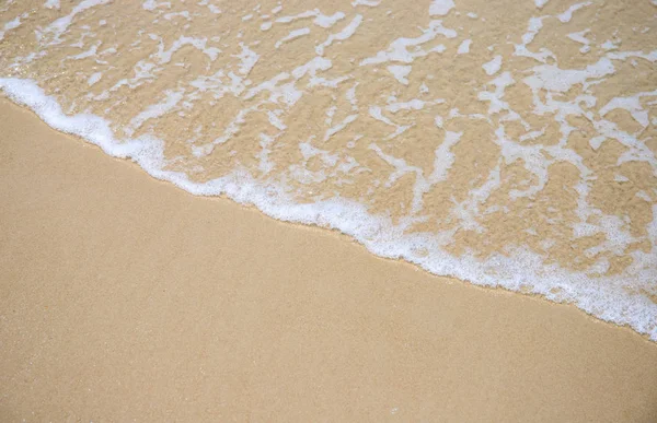 Zee Wave en zandstrand foto voor achtergrond. Zonnig strand zand met zee Golf. — Stockfoto