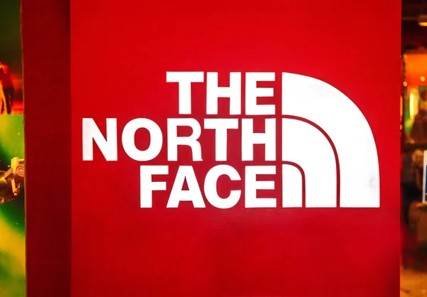 Manila, Filipinas - 14 de marzo de 2018: Logotipo de la famosa marca The North Face en Mall of Asia. Marca de ropa exterior . — Foto de Stock