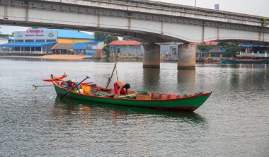 Kampot kasaba, Kamboçya - 10 Nisan 2018: balıkçı Nehri üzerinde ahşap balıkçı teknesi.