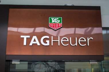 Manila, Filipinler - 26 Haziran, 2016: Logo ünlü saat markasının Tag Heuer Mall of Asia Manila, Filipinler.