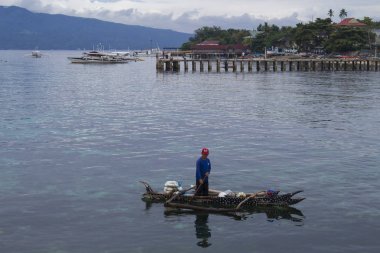 7 Şubat 2017 - Cebu, Filipinler: pier yakınındaki geleneksel ahşap tekne balıkçı.