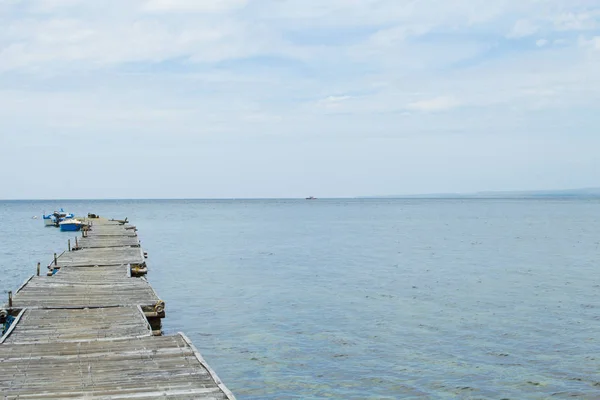 Ancora mare con barca e legno paesaggio molo. Romantica vista sul mare foto tonica . — Foto Stock