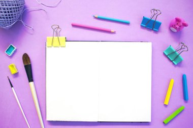 Beyaz kağıt defter ve sanat sanatsal çalışma alanı sağlar. Yaratıcı düz pembe tonda fotoğraf koymak.