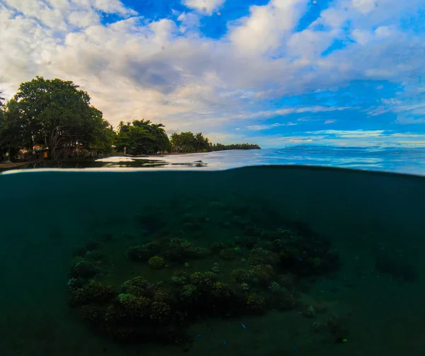 Paisagem dupla com mar e céu. Acima e abaixo da linha de água na costa tropical . — Fotografia de Stock