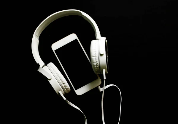 Plantilla de banner de teléfono inteligente y auriculares blancos con lugar de texto . —  Fotos de Stock