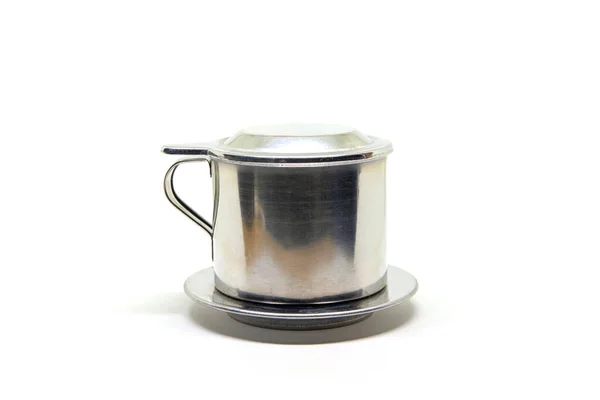 白を基調としたベトナムのコーヒープレス。金属製のコーヒーフィルターカップ。ベトナムでコーヒーを淹れる。ステンレススチールシングルカップコーヒーフィルター — ストック写真