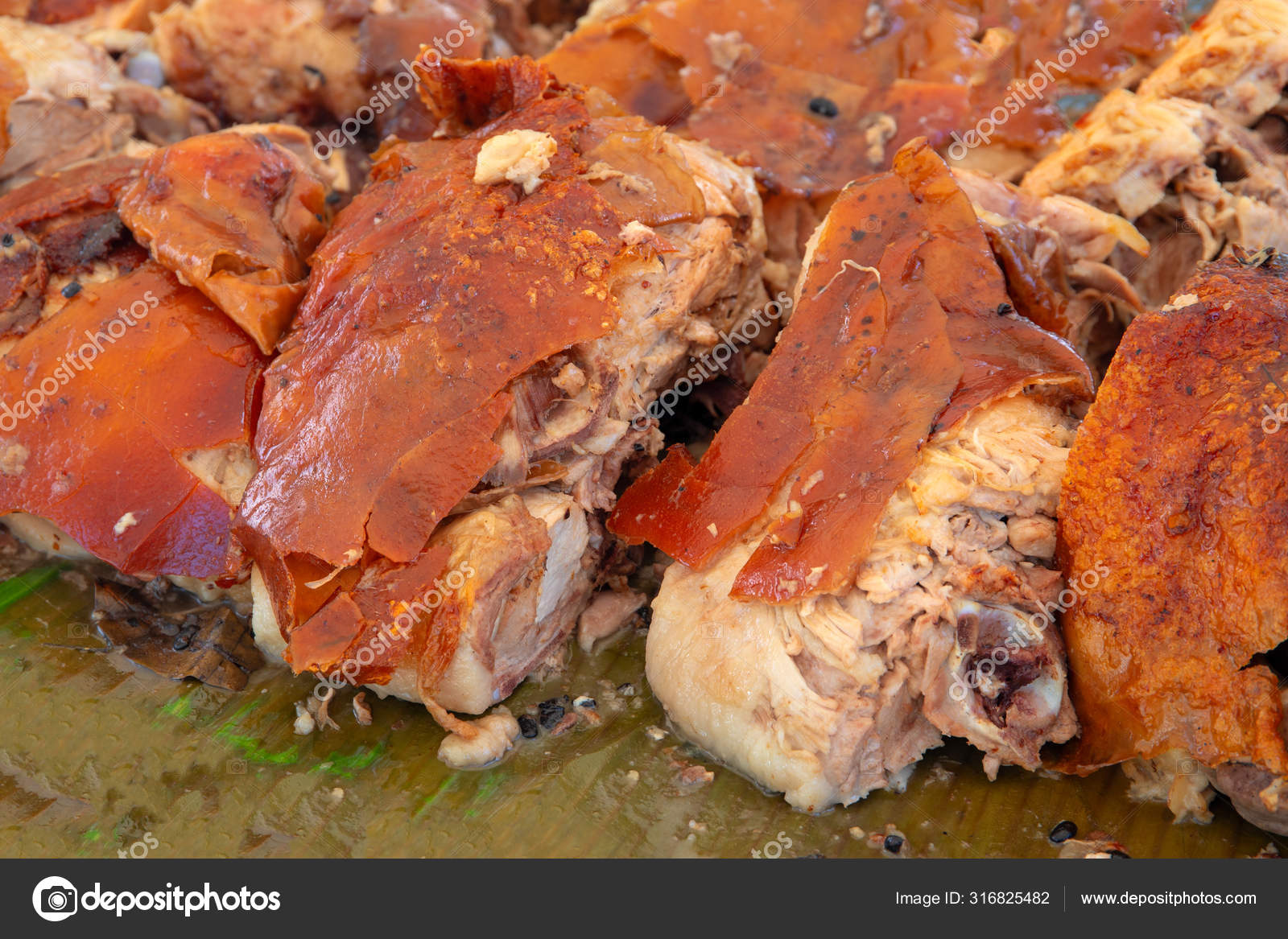 Muz yaprağında kızarmış et sülüğü. Izgara domuz fotoğraflı Filipin