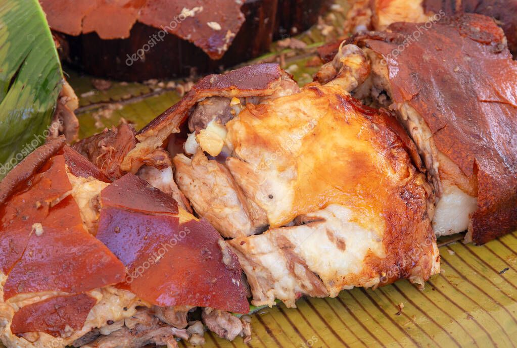 Carne asada sobre hoja de plátano. Comedor al aire libre con foto de