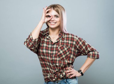 Eğlenceli genç kızla jest