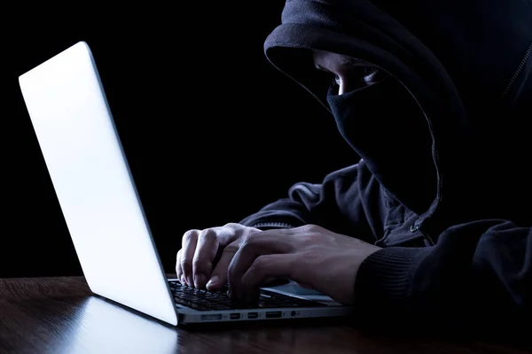 Hacker anónimo en la oscuridad — Foto de Stock