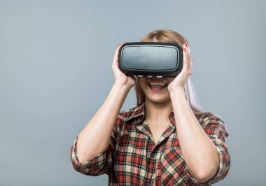 Vr kulaklık ile neşeli kadın
