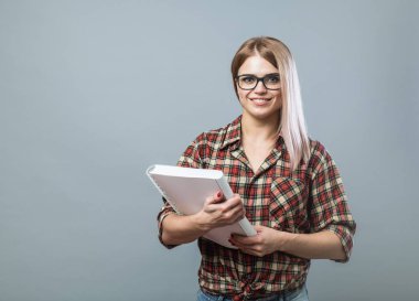 Genç çekici kadın kitap tutun