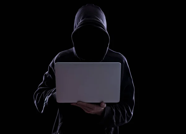 Karanlıkta anonim hacker