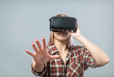 Vr kulaklık ile neşeli kadın