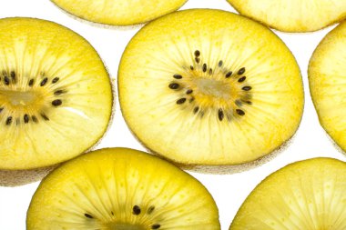 Kivi beyaz üzerine dilimler