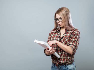 Genç çekici kadın kitap tutun