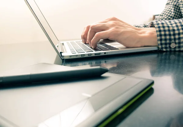 Manos en el teclado — Foto de Stock