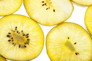 Kivi beyaz üzerine dilimler