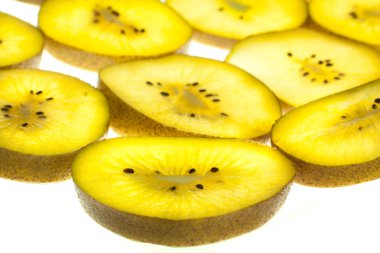 Kivi beyaz üzerine dilimler