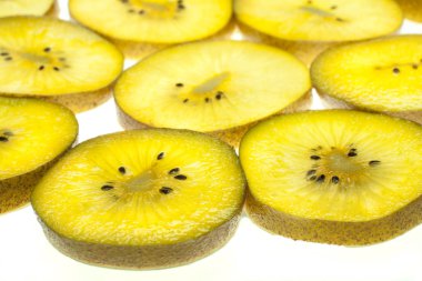 Kivi beyaz üzerine dilimler