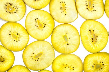 Kivi beyaz üzerine dilimler