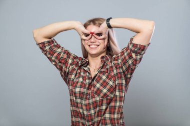 Eğlenceli genç kızla hareketleri