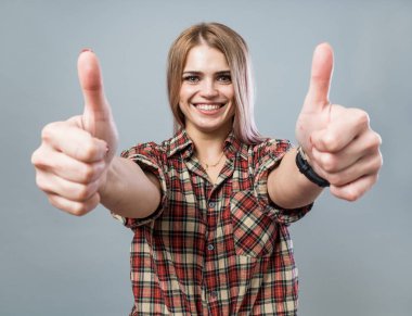 başparmak yukarıya ile şirin kız