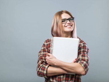 Genç çekici kadın kitap tutun